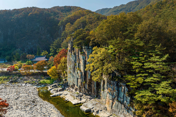Scenic river cliff view in Danyang on a South Korea guided motorcycle tour, a relaxing nature stop during a motorbike tour in Korea.