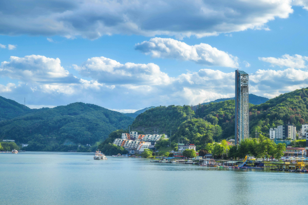 Peaceful lakeside scenery in South Korea, a relaxing stop during a guided motorcycle tour in Korea